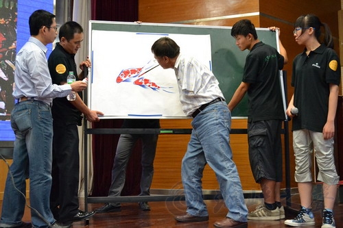 台湾口足画家谢坤山讲逆境重生 - 海峡之声网