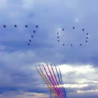 空中梯队米秒不差 成功飞跃天安门 - 海峡之声