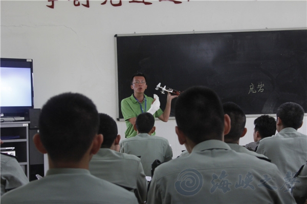 海南省军区首次举办无人机驾驶员培训班