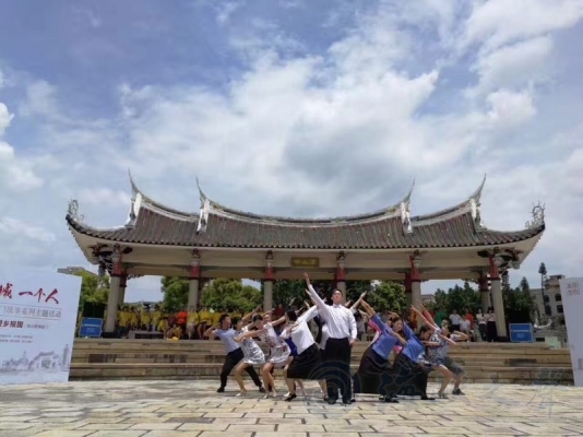 厦门举办快闪歌舞剧表演 纪念陈嘉庚倾资兴学
