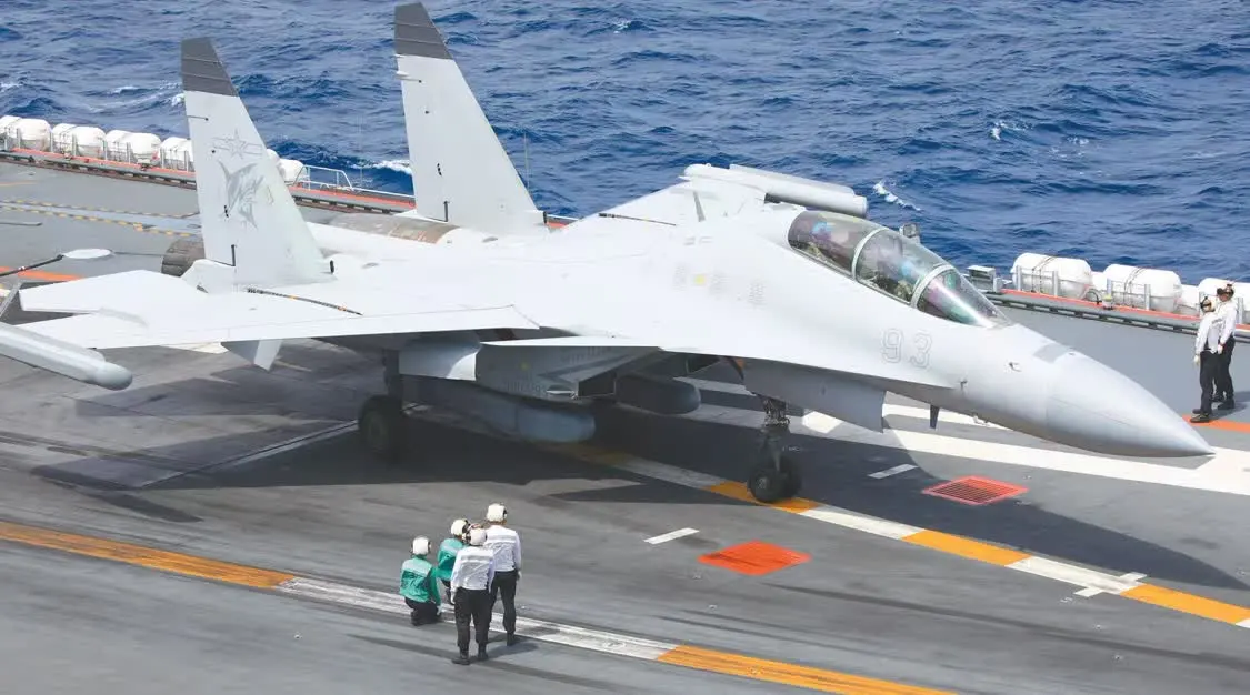 2024年8月，山东舰起降保障中队起飞助理引导歼-15DH舰载战斗机进入起飞位。(扈秀帅摄)