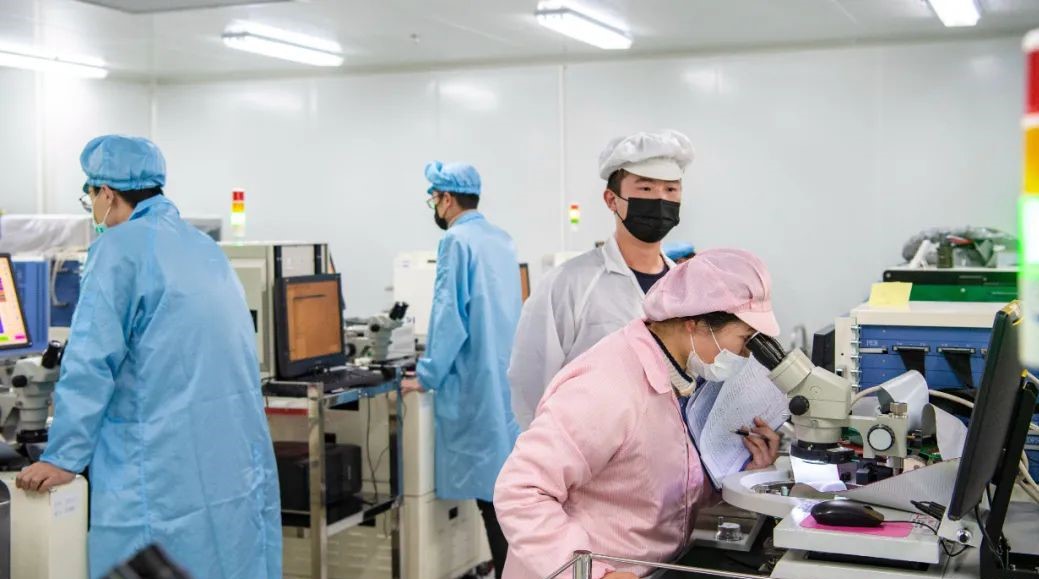 宗仁科技(平潭)股份有限公司的生产车间内,工人在测试产品。平潭融媒体中心供图