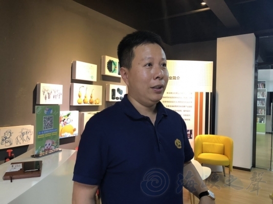 青岛青台创意设计有限公司公司董事长李龙接受两岸记者采访